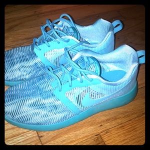 Nike Mesh Roshe One - Boys sz 5 - women’s sz 6.5